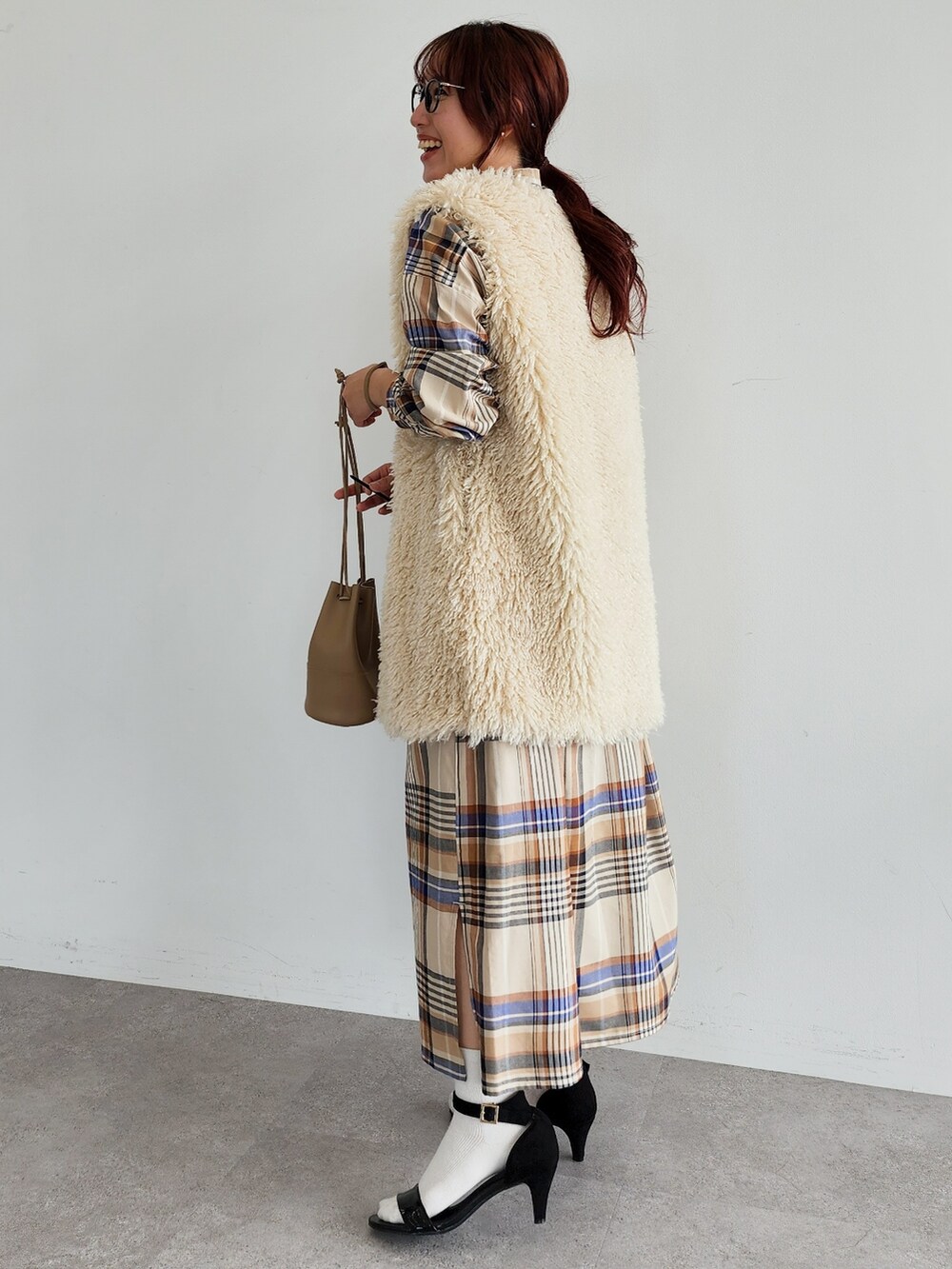 「ワンピース、秋のコーデ、ベスト、大人カジュアル、ファーベスト、チェックワンピース、低身長」｜「CRAFT STANDARD BOUTIQUEのポケ付きファーベスト　＊◆（ベスト、ベージュ系）」を使った、manaCAさん（レディース・151cm）の秋コーディネートの4枚目の写真