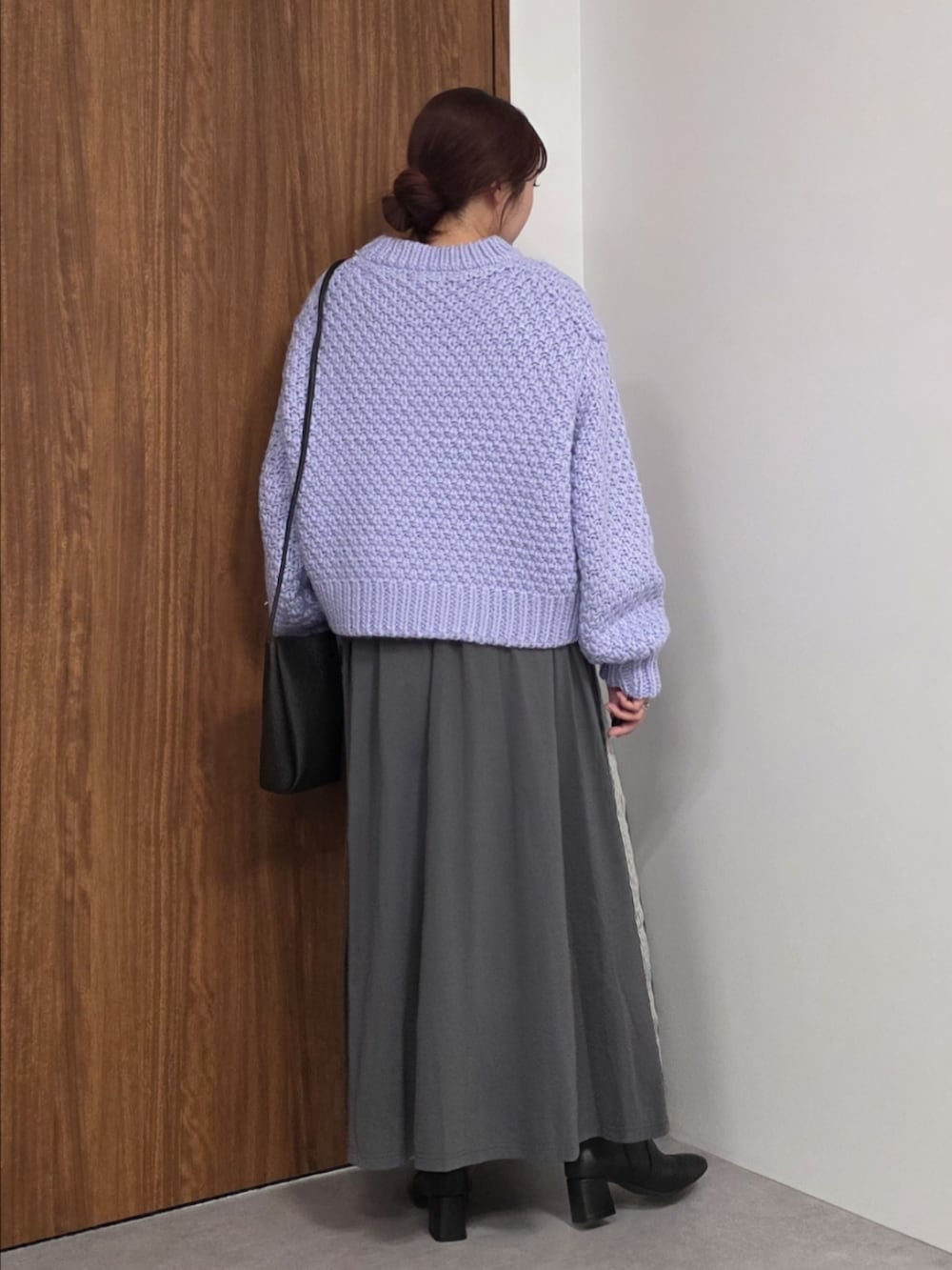 グレー系のその他アウター、パープル系のニット/セーター、グレー系のスカートを着用したレディースの冬コーディネートの7枚目の写真