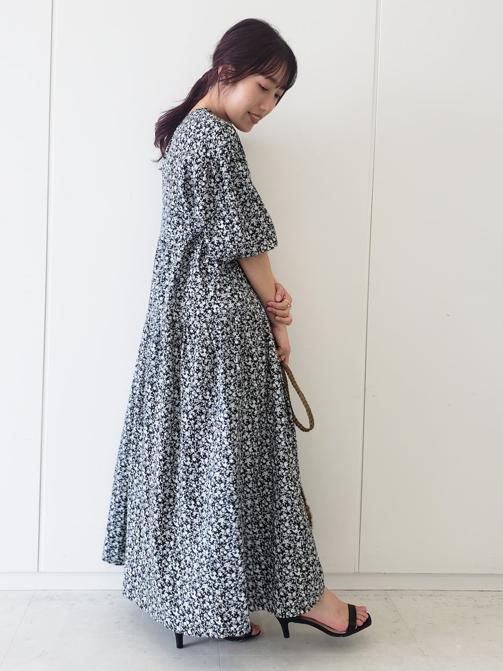 ブラック系のワンピースを着用したレディースの春コーディネートの3枚目の写真