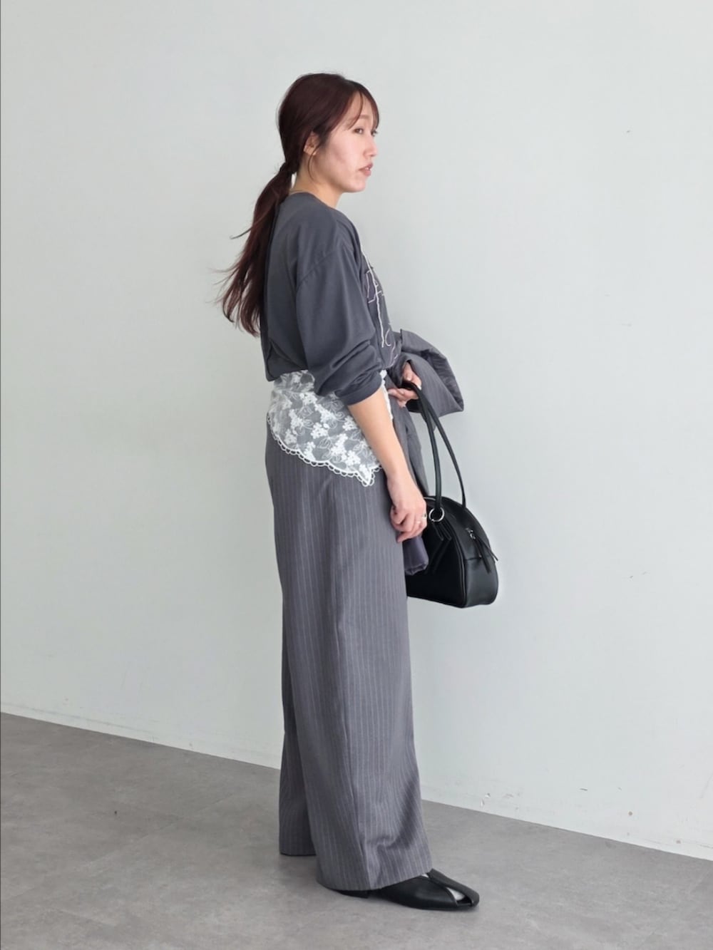 グレー系のテーラードジャケット、グレー系のTシャツ/カットソー、グレー系のその他パンツを着用したレディースの春コーディネートの7枚目の写真