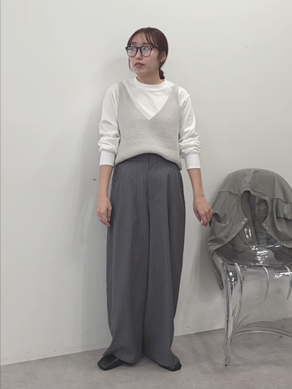 グレー系のベスト、ホワイト系のTシャツ/カットソー、グレー系のカーディガン/ボレロを着用したレディースの冬コーディネートの4枚目の写真