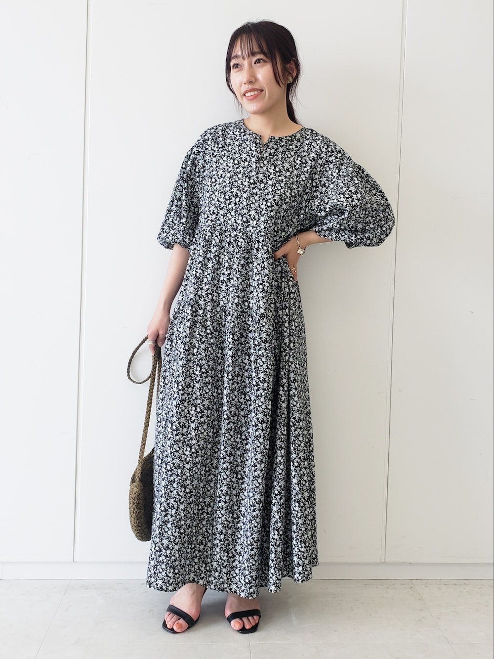 ブラック系のワンピースを着用したレディースの春コーディネートの2枚目の写真