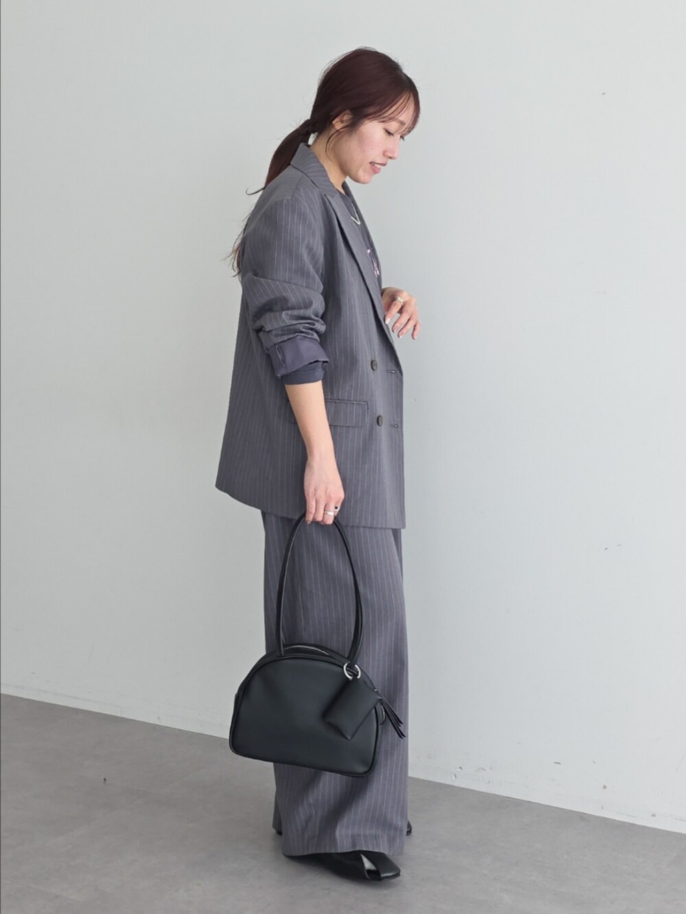 グレー系のテーラードジャケット、グレー系のTシャツ/カットソー、グレー系のその他パンツを着用したレディースの春コーディネートの3枚目の写真