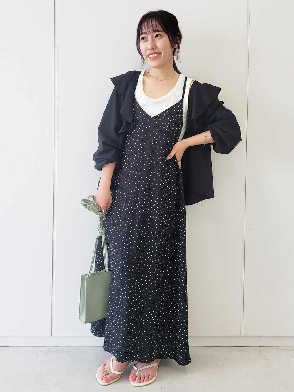 ホワイト系のタンクトップ、ブラック系のシャツ/ブラウス、その他のジャンパースカートを着用したレディースの春コーディネートの5枚目の写真