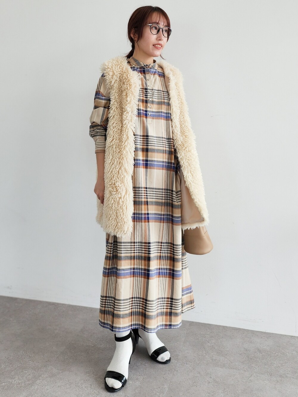 「ワンピース、秋のコーデ、ベスト、大人カジュアル、ファーベスト、チェックワンピース、低身長」｜「CRAFT STANDARD BOUTIQUEのポケ付きファーベスト　＊◆（ベスト、ベージュ系）」を使った、manaCAさん（レディース・151cm）の秋コーディネートの2枚目の写真