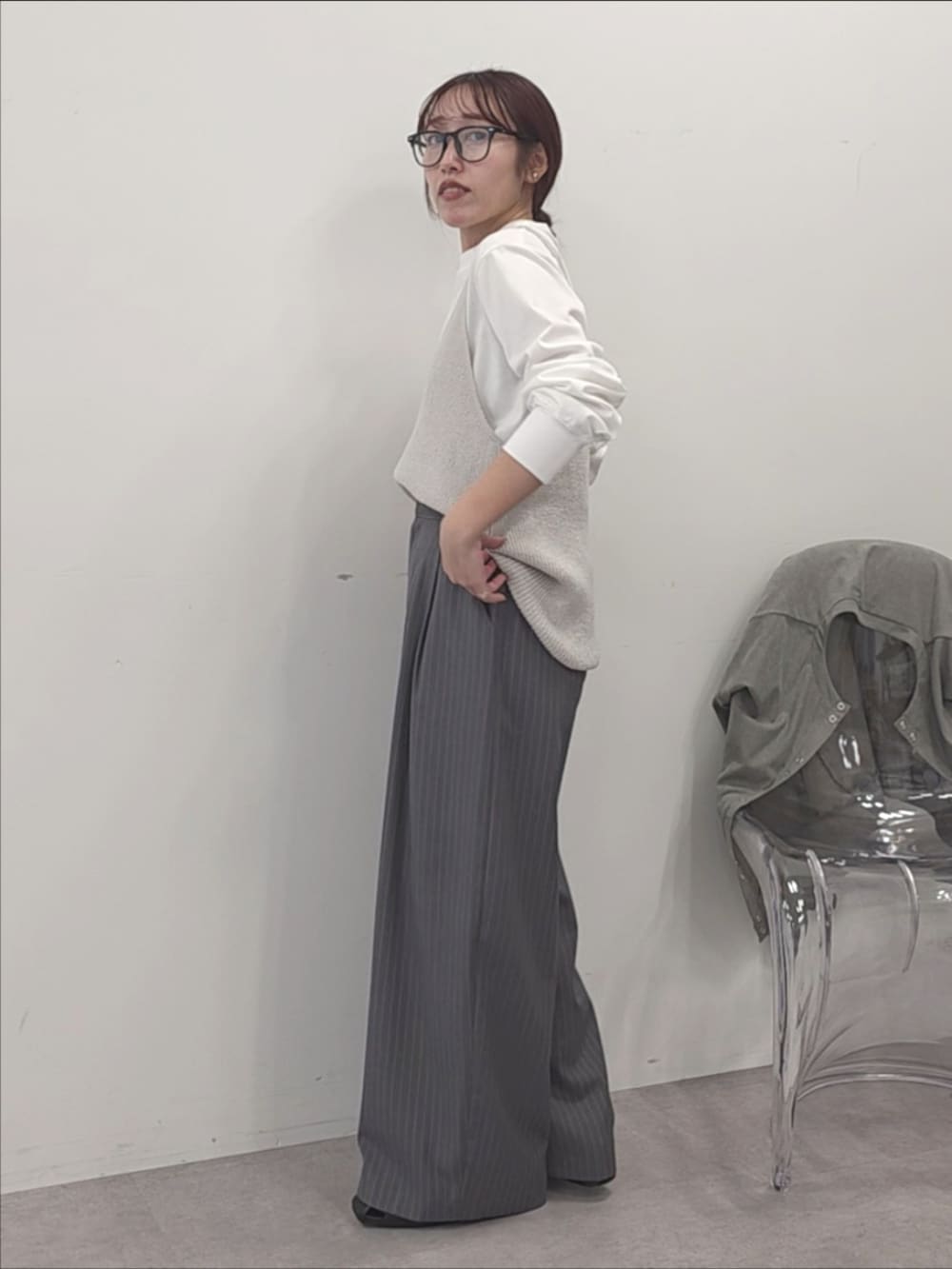 グレー系のベスト、ホワイト系のTシャツ/カットソー、グレー系のカーディガン/ボレロを着用したレディースの冬コーディネートの6枚目の写真