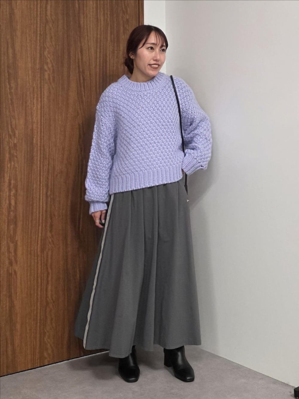 グレー系のその他アウター、パープル系のニット/セーター、グレー系のスカートを着用したレディースの冬コーディネートの5枚目の写真