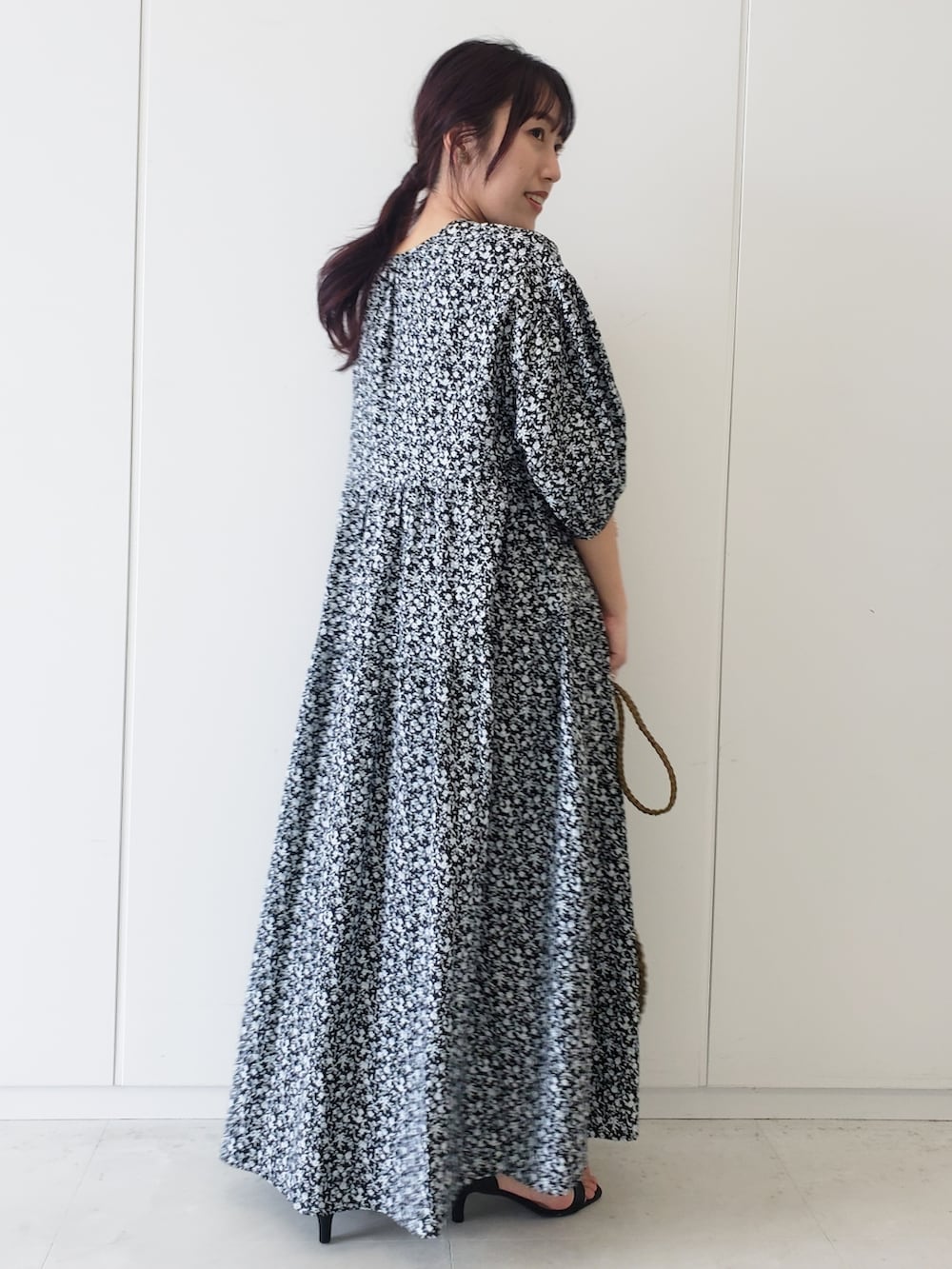 ブラック系のワンピースを着用したレディースの春コーディネートの4枚目の写真