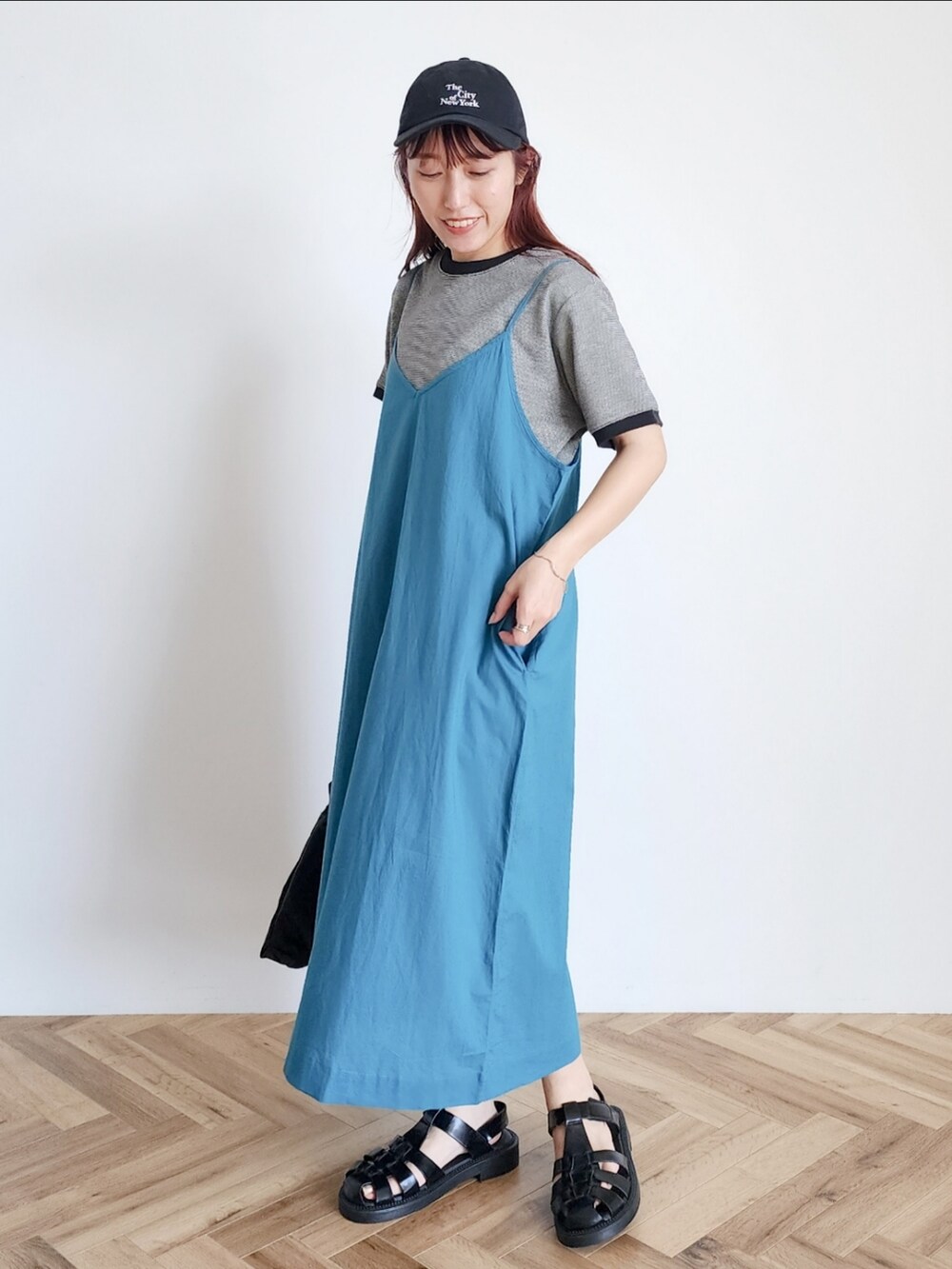 「キャップ、Tシャツ、お出かけコーデ、夏コーデ、カジュアルコーデ、キャミワンピ、オトナカジュアル、グルカサンダル、ワンピースコーデ、夏服コーデ」｜「SLURRのNYCコラボレーションCAP（キャップ、ブラック系）」を使った、manaCAさん（レディース・151cm）の夏コーディネートの2枚目の写真