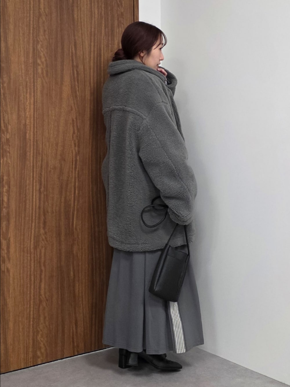 グレー系のその他アウター、パープル系のニット/セーター、グレー系のスカートを着用したレディースの冬コーディネートの3枚目の写真