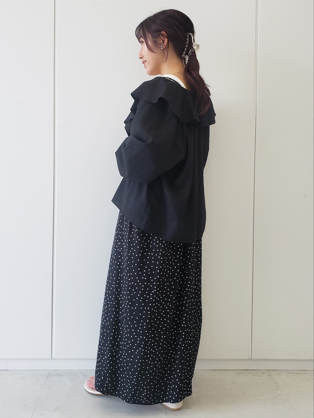 ホワイト系のタンクトップ、ブラック系のシャツ/ブラウス、その他のジャンパースカートを着用したレディースの春コーディネートの2枚目の写真