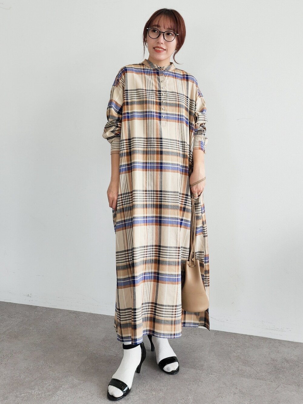 「ワンピース、秋のコーデ、ベスト、大人カジュアル、ファーベスト、チェックワンピース、低身長」｜「CRAFT STANDARD BOUTIQUEのポケ付きファーベスト　＊◆（ベスト、ベージュ系）」を使った、manaCAさん（レディース・151cm）の秋コーディネートの3枚目の写真