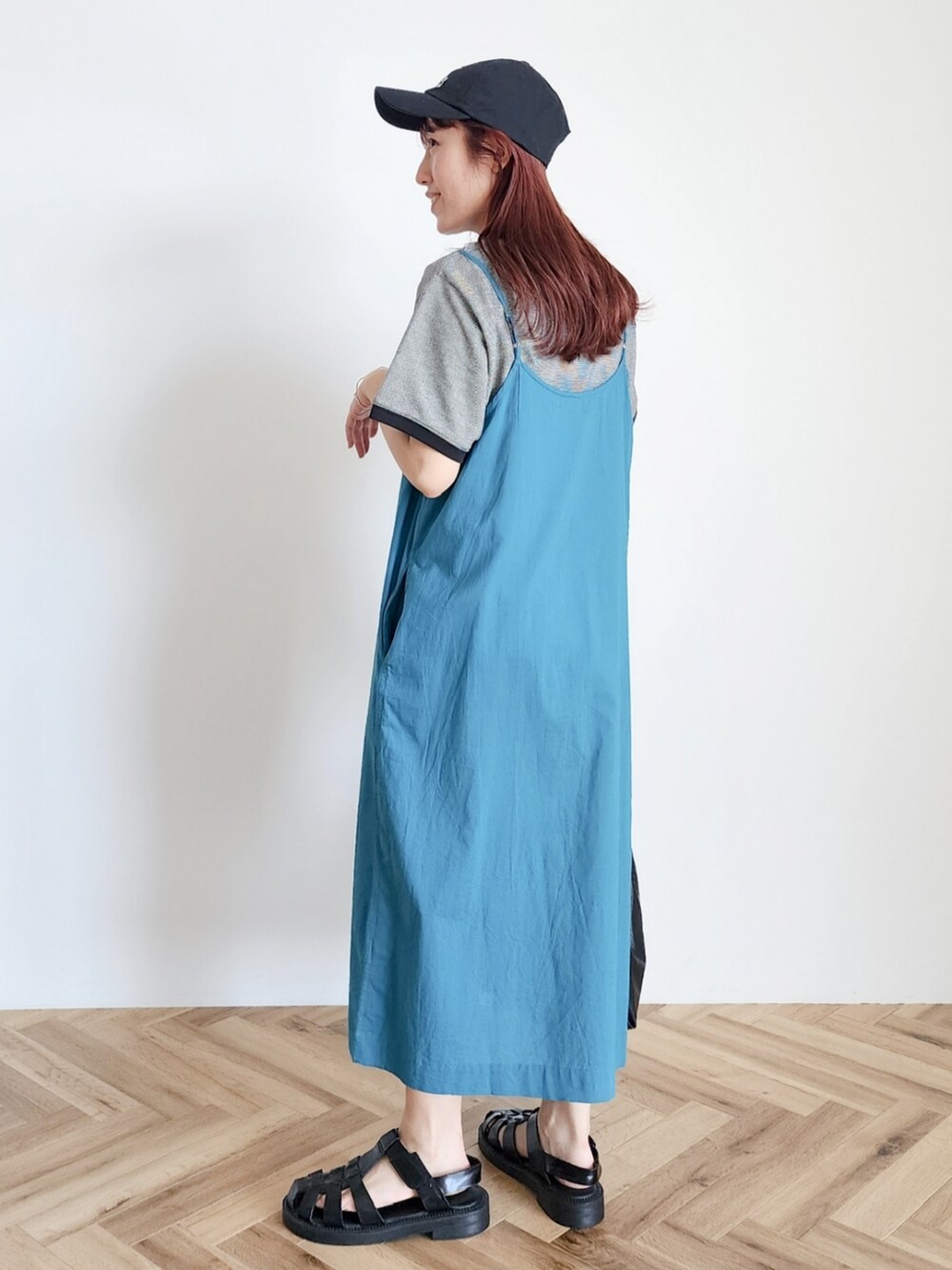 「キャップ、Tシャツ、お出かけコーデ、夏コーデ、カジュアルコーデ、キャミワンピ、オトナカジュアル、グルカサンダル、ワンピースコーデ、夏服コーデ」｜「SLURRのNYCコラボレーションCAP（キャップ、ブラック系）」を使った、manaCAさん（レディース・151cm）の夏コーディネートの3枚目の写真