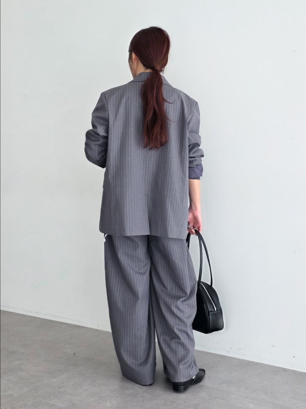 グレー系のテーラードジャケット、グレー系のTシャツ/カットソー、グレー系のその他パンツを着用したレディースの春コーディネートの4枚目の写真