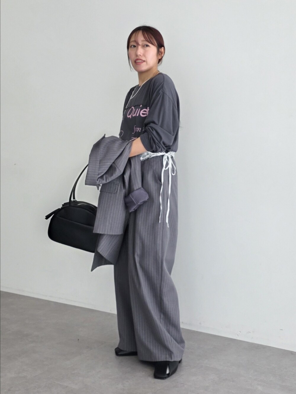 グレー系のテーラードジャケット、グレー系のTシャツ/カットソー、グレー系のその他パンツを着用したレディースの春コーディネートの9枚目の写真