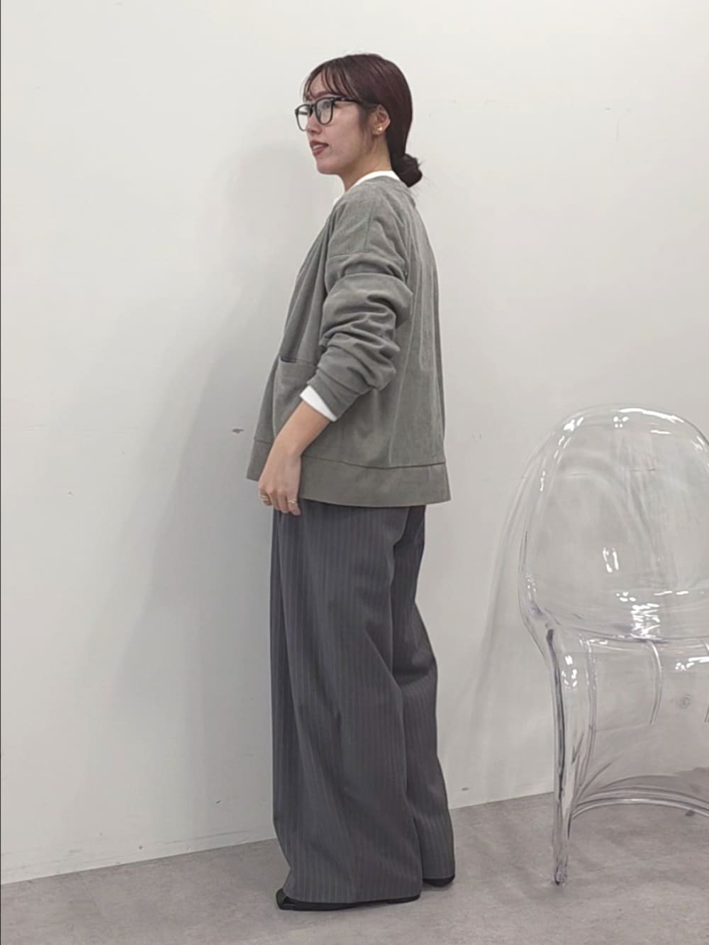 グレー系のベスト、ホワイト系のTシャツ/カットソー、グレー系のカーディガン/ボレロを着用したレディースの冬コーディネートの2枚目の写真