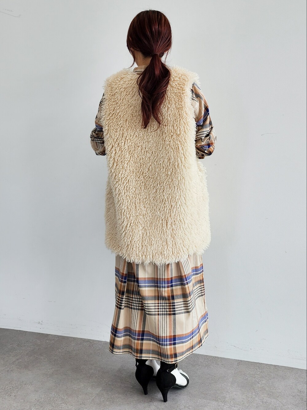 「ワンピース、秋のコーデ、ベスト、大人カジュアル、ファーベスト、チェックワンピース、低身長」｜「CRAFT STANDARD BOUTIQUEのポケ付きファーベスト　＊◆（ベスト、ベージュ系）」を使った、manaCAさん（レディース・151cm）の秋コーディネートの5枚目の写真