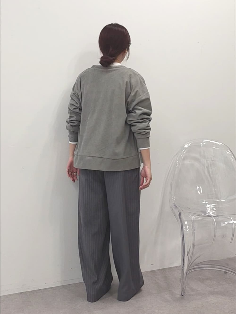 グレー系のベスト、ホワイト系のTシャツ/カットソー、グレー系のカーディガン/ボレロを着用したレディースの冬コーディネートの3枚目の写真