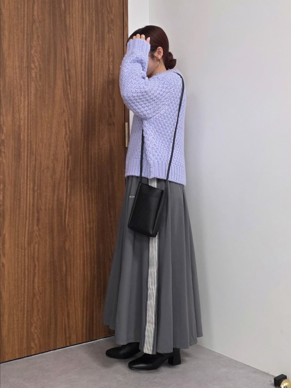 グレー系のその他アウター、パープル系のニット/セーター、グレー系のスカートを着用したレディースの冬コーディネートの6枚目の写真