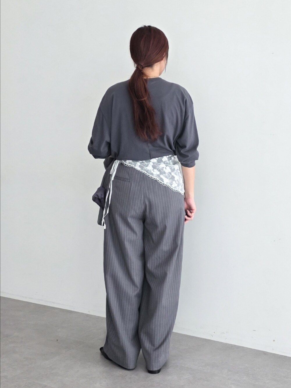 グレー系のテーラードジャケット、グレー系のTシャツ/カットソー、グレー系のその他パンツを着用したレディースの春コーディネートの8枚目の写真