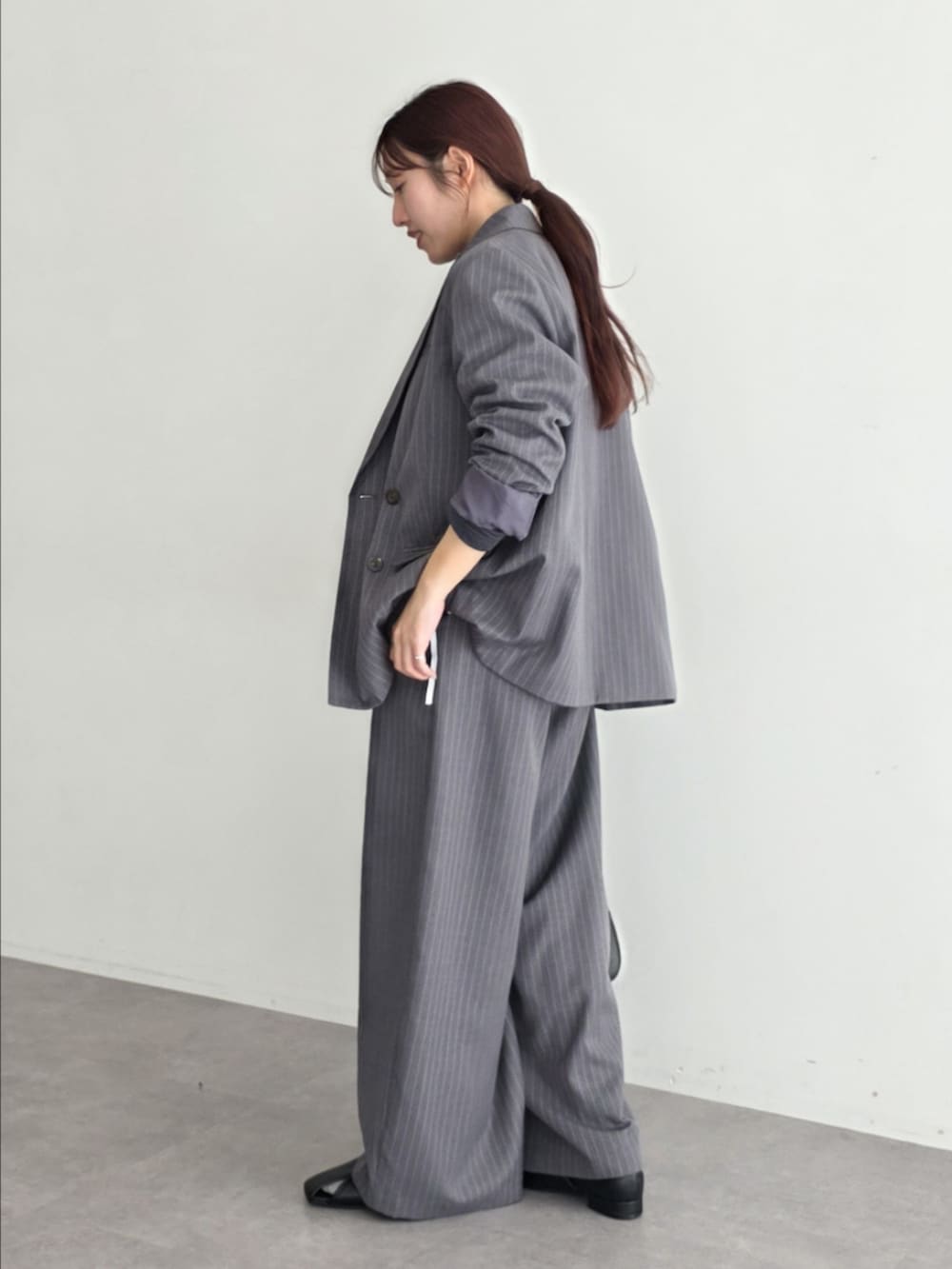 グレー系のテーラードジャケット、グレー系のTシャツ/カットソー、グレー系のその他パンツを着用したレディースの春コーディネートの5枚目の写真