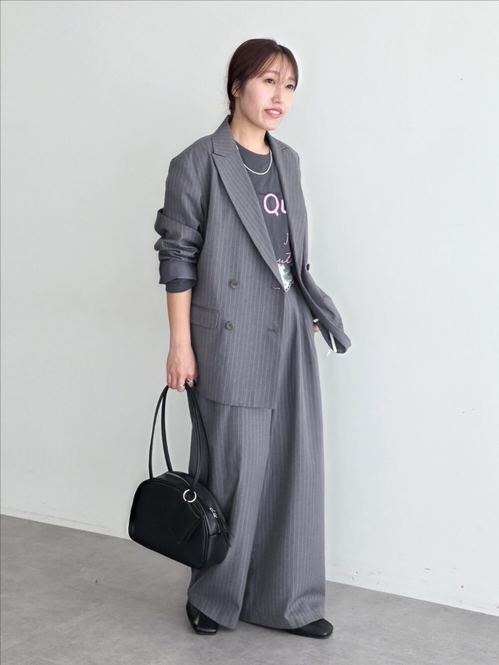 グレー系のテーラードジャケット、グレー系のTシャツ/カットソー、グレー系のその他パンツを着用したレディースの春コーディネートの2枚目の写真