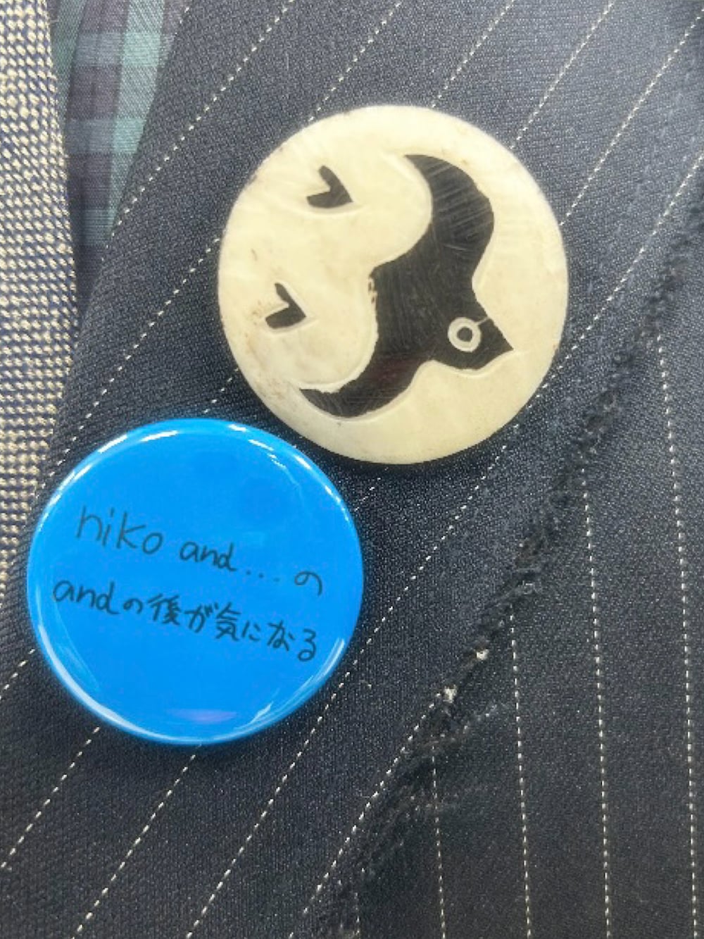 その他のジャケット/アウター、ブラック系のスニーカー、ブルー系のその他を着用したメンズの春コーディネートの2枚目の写真