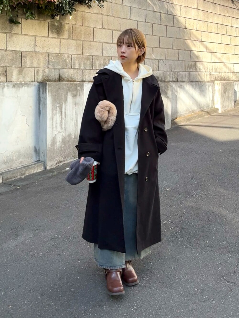 「おでかけコーデ、クリスマスに着たい服、カジュアルコーデ、ロングコート、骨格ストレート」｜「tiptopの【選べる2デザイン】裏毛アノラックBIGパーカー（パーカー、ホワイト系）」を使った、おまりさん（骨格ストレート・レディース・150cm）の冬コーディネートの2枚目の写真