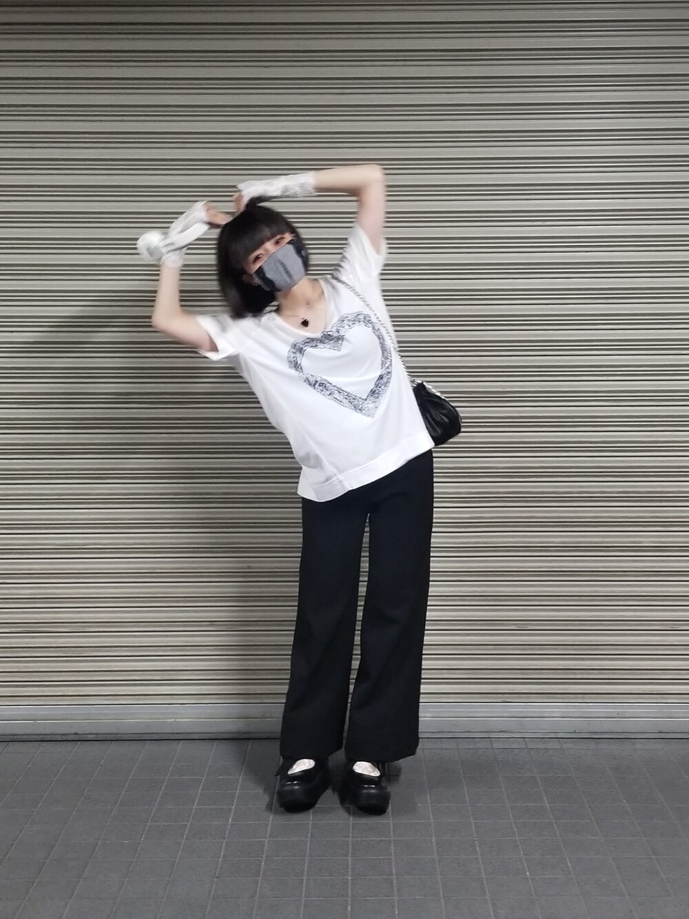 ホワイト系のTシャツ/カットソー、ブラック系のシューズ、ホワイト系の財布/小物を着用したレディースの秋コーディネートの2枚目の写真