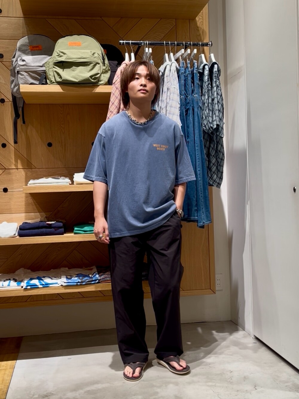 「夏コーデ、夏、大人カジュアル、ブラック、シルバーアクセサリー、おでかけコーデ、春夏コーデ、古着MIX、Tシャツ、グラフィックＴ、タンクトップ、カジュアル、カジュアルコーデ、ワイドパンツ、BAYFLOW(BAYFLOW)」｜「BAYFLOWのヴィンテージライクアニマルTシャツ（Tシャツ/カットソー、ブルー系）」を使った、ゆーーーとさん（メンズ・173cm）の夏コーディネートの5枚目の写真