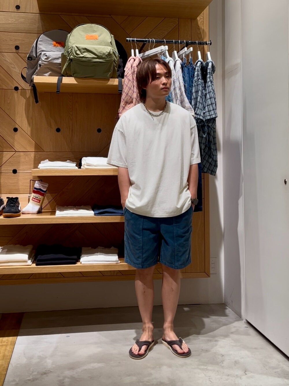 「サンダル、夏コーデ、白Tシャツ、シンプル、オトナカジュアル、お洒落さんとつながりたい、夏服、メンズファッション、リラックススタイル、ラフ、ラフコーデ、シンプルコーデ、Tシャツ、BAYFLOW(BAYFLOW)、ショートパンツ」｜「BAYFLOWのピグメントステッチ半袖Tシャツ（Tシャツ/カットソー、ホワイト系）」を使った、ゆーーーとさん（メンズ・173cm）の夏コーディネートの5枚目の写真
