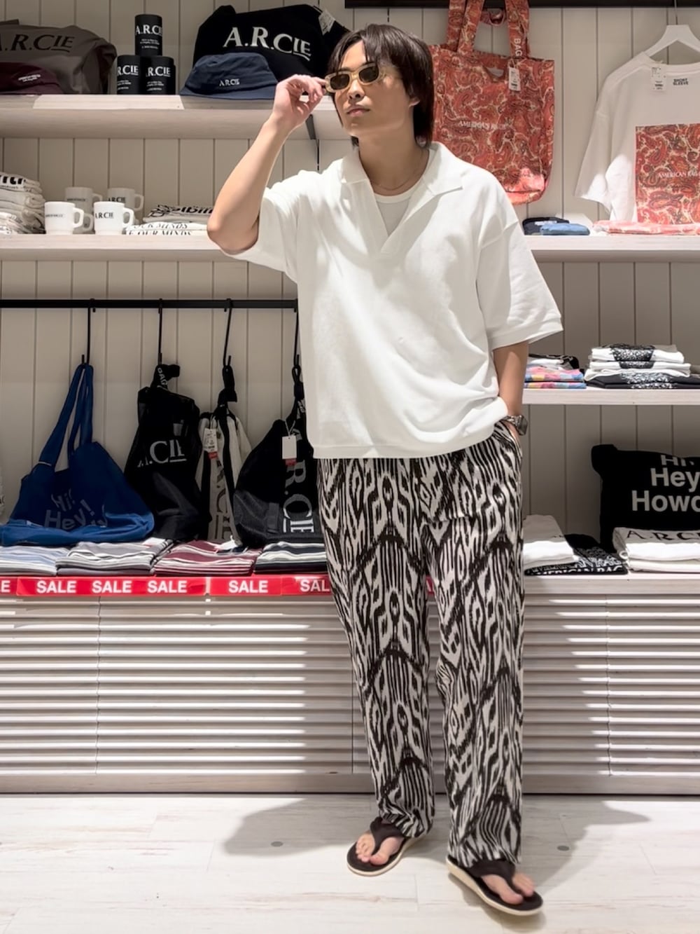 「夏ルックで気分アップ、シンプルコーデ、ゆるコーデ、カジュアルコーデ、ベーシック/シンプル、大人カジュアル、リゾートスタイル、カジュアル、スキッパーシャツ、タンクトップ、柄パンツ、サンダル、夏コーデ、夏、BAYFLOW(BAYFLOW)」｜「BAYFLOWの[1枚でサマになる]スキッパー半袖ポロシャツ（Tシャツ/カットソー、ホワイト系）」を使った、ゆーーーとさん（メンズ・173cm）の夏コーディネートの2枚目の写真
