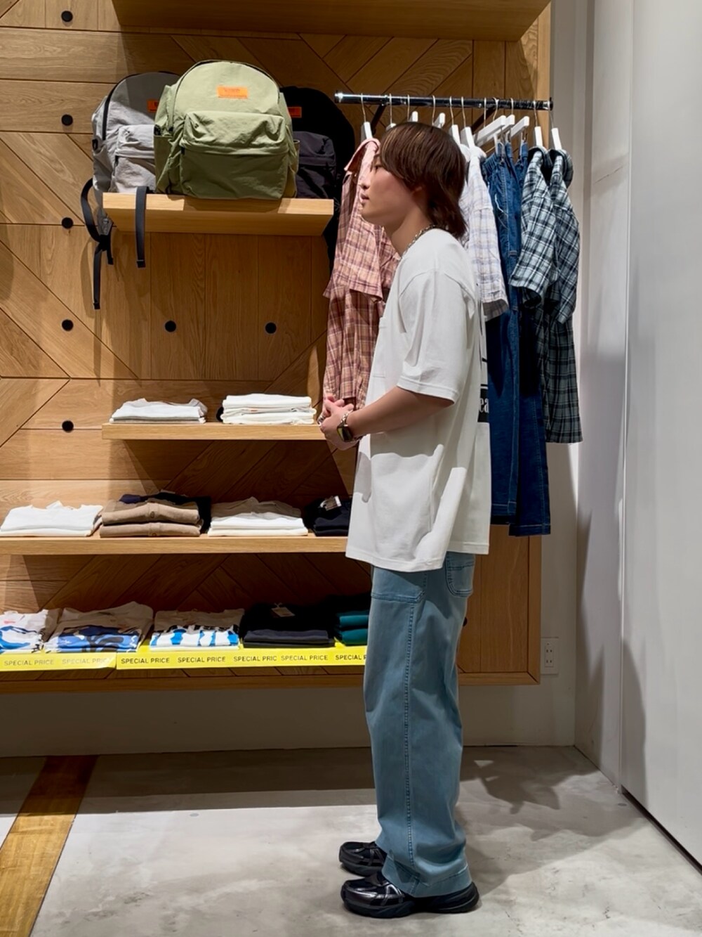 「白Tシャツ、夏コーデ、大人カジュアルコーデ、シンプルスタイル、オトナカジュアル、スニーカーコーデ、デニム、おでかけコーデ、シンプルコーデ、スニーカー、おしゃれさんと繋がりたい、ワイドデニム、大人カジュアル、BAYFLOW(BAYFLOW)、oceanpacific」｜「Ocean Pacificの【Ocean Pacific(オーシャンパシフィック)】別注ロゴTシャツ（Tシャツ/カットソー、ホワイト系）」を使った、ゆーーーとさん（メンズ・173cm）の夏コーディネートの2枚目の写真