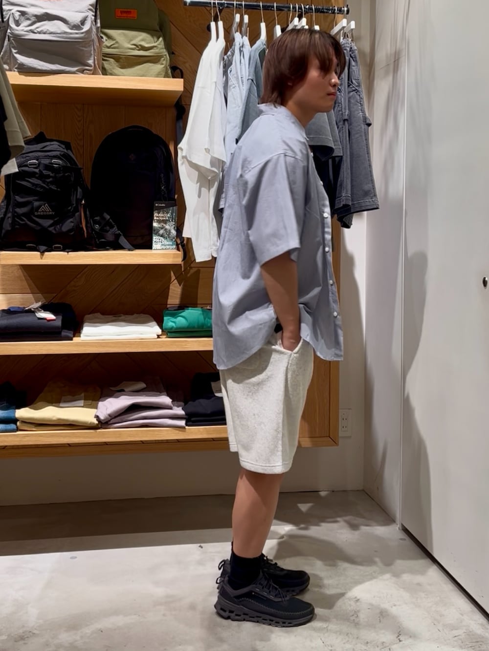 「柄シャツ、モノトーン、シャツスタイル、黒Tシャツ、夏コーデ、メンズファッション、夏服コーデ、ストリート、休日スタイル、オトナカジュアル、夏、初夏コーデ、お洒落さんとつながりたい、BAYFLOW(BAYFLOW)、カジュアルコーデ」｜「BAYFLOWのワンポイント刺繍ストライプ半袖シャツ（シャツ/ブラウス、ホワイト系）」を使った、ゆーーーとさん（メンズ・173cm）の春コーディネートの4枚目の写真