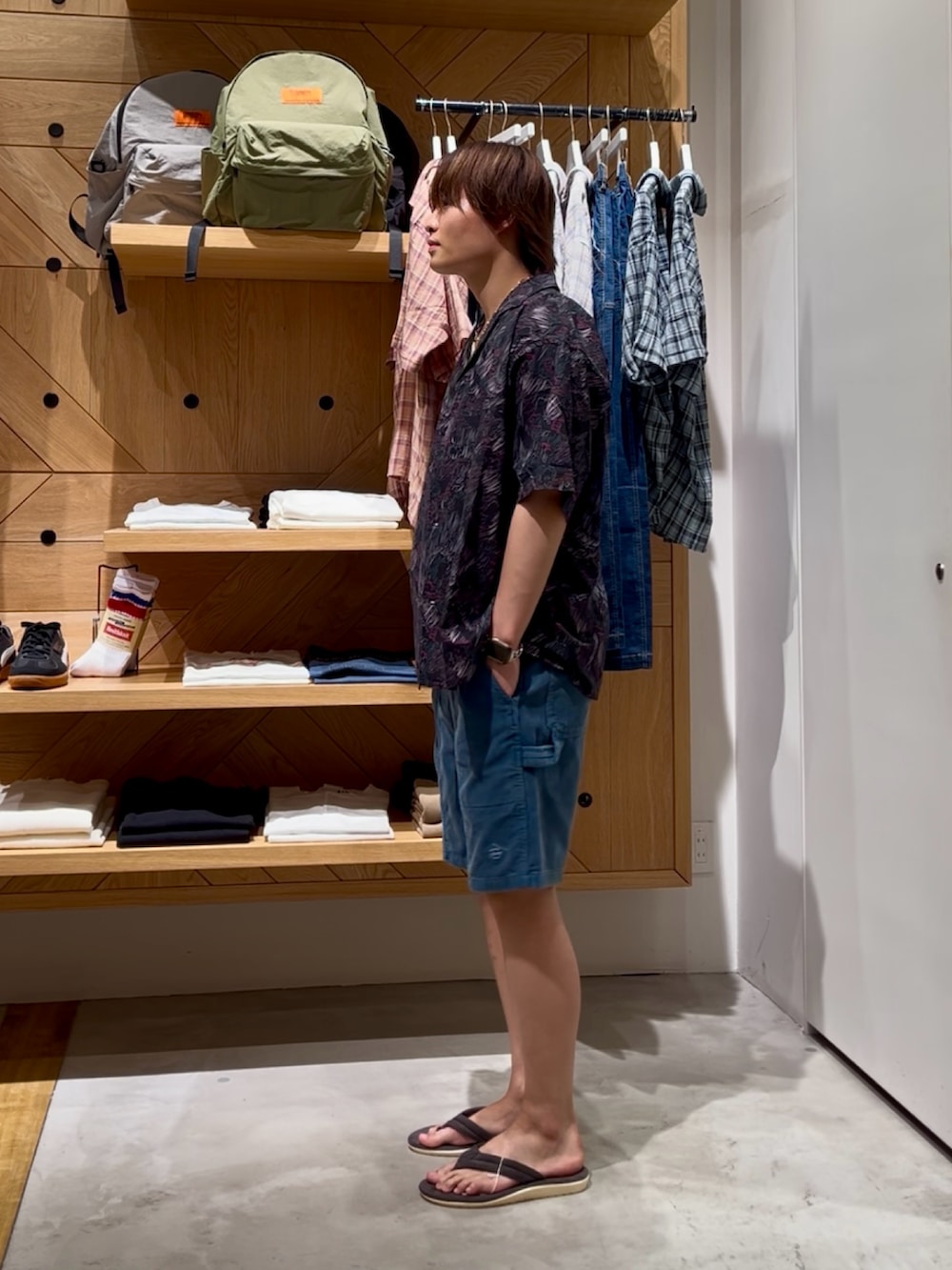 「柄シャツ、夏コーデ、大人コーデ、リラックススタイル、シルバーアクセサリー、オトナカジュアル、ゆるコーデ、タンクトップ、カジュアル、ショートパンツ、コーデュロイ、サンダル、大人カジュアル、BAYFLOW(BAYFLOW)、開襟シャツ」｜「BAYFLOWの[夏でも羽織りやすい]レトロパターン半袖柄シャツ（シャツ/ブラウス、ブラック系）」を使った、ゆーーーとさん（メンズ・173cm）の夏コーディネートの2枚目の写真