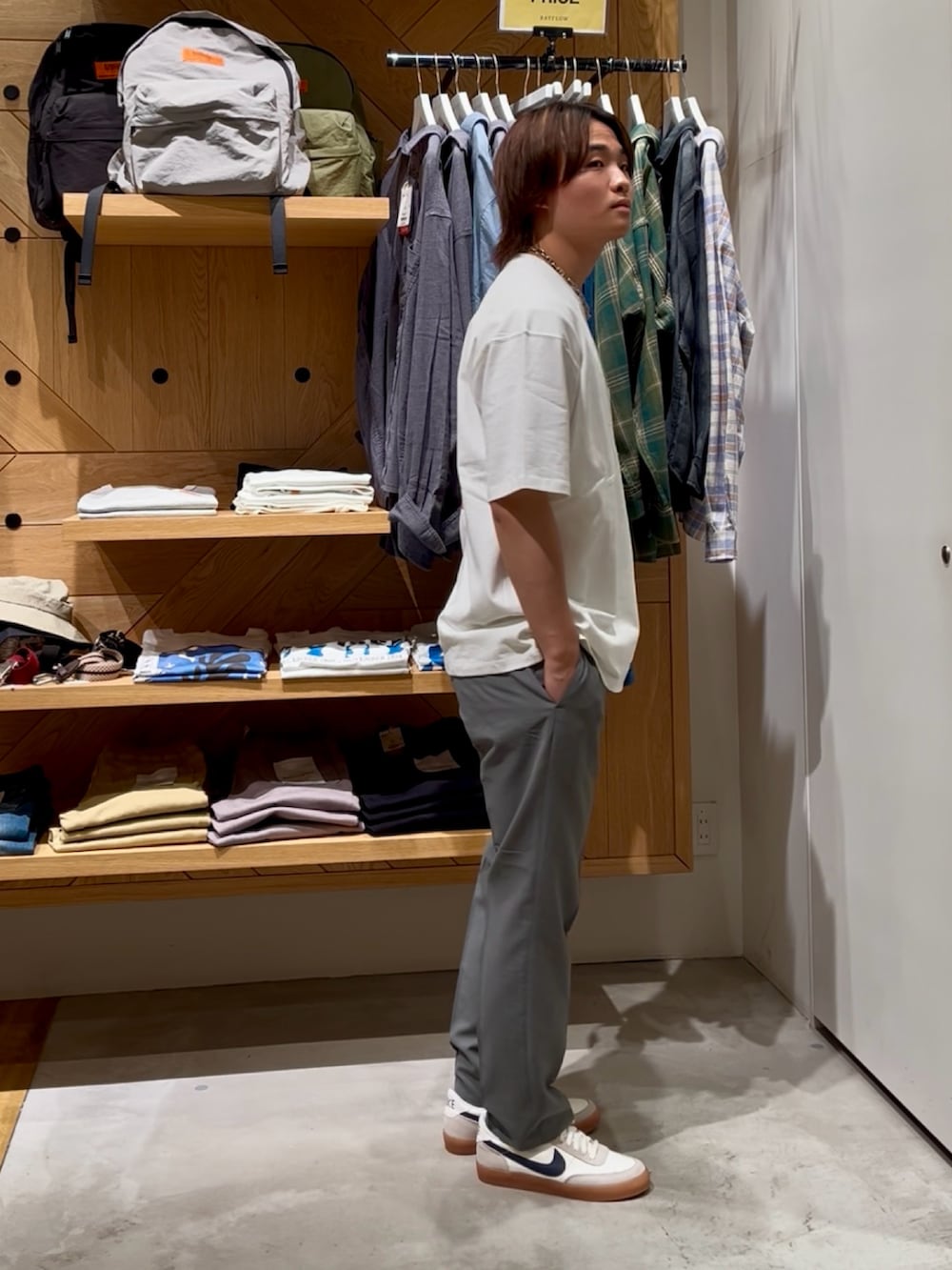 「白Tシャツ、大人カジュアル、夏コーデ、シンプルコーデ、お出かけコーデ、いいね、save、フォローお願いします🤑、ootd、Tシャツコーデ、春夏コーデ、大人コーデ、ゆるコーデ、最近のいい感じコーデ、カジュアル、BAYFLOW(BAYFLOW)、AMERICAN RAG CIE」｜「AMERICAN RAG CIEの【AMERICAN RAG CIE】ペイズリーTシャツ（ユニセックス）（Tシャツ/カットソー、ホワイト系）」を使った、ゆーーーとさん（メンズ・173cm）の夏コーディネートの4枚目の写真