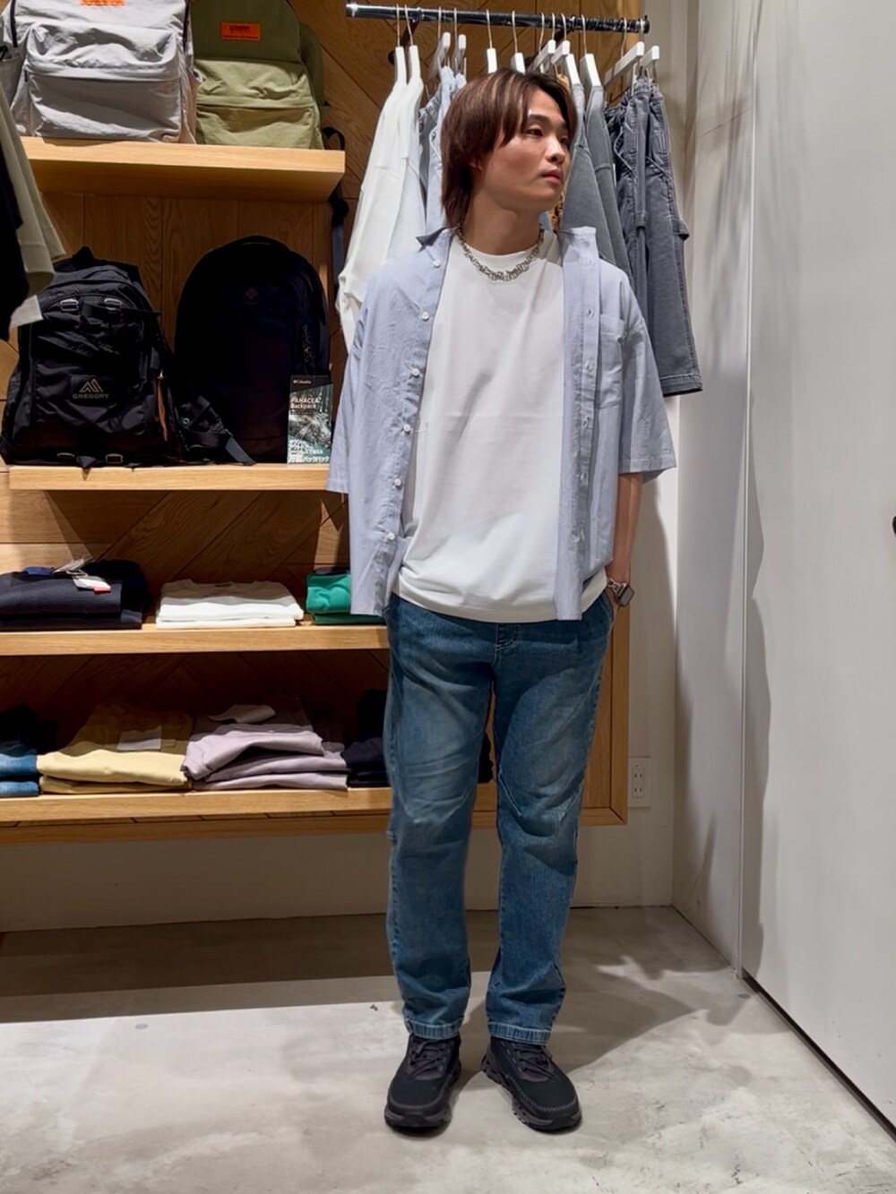 「ストライプシャツ、白Tシャツ、シンプルスタイル、メンズコーデ、夏コーデ、オトナカジュアル、今日のコーデ、夏、ootd、カジュアル、大人カジュアル、ベーシック/シンプル、デニム、BAYFLOW(BAYFLOW)、接触冷感」｜「BAYFLOWのワンポイント刺繍ストライプ半袖シャツ（シャツ/ブラウス、ブルー系）」を使った、ゆーーーとさん（メンズ・173cm）の夏コーディネートの4枚目の写真