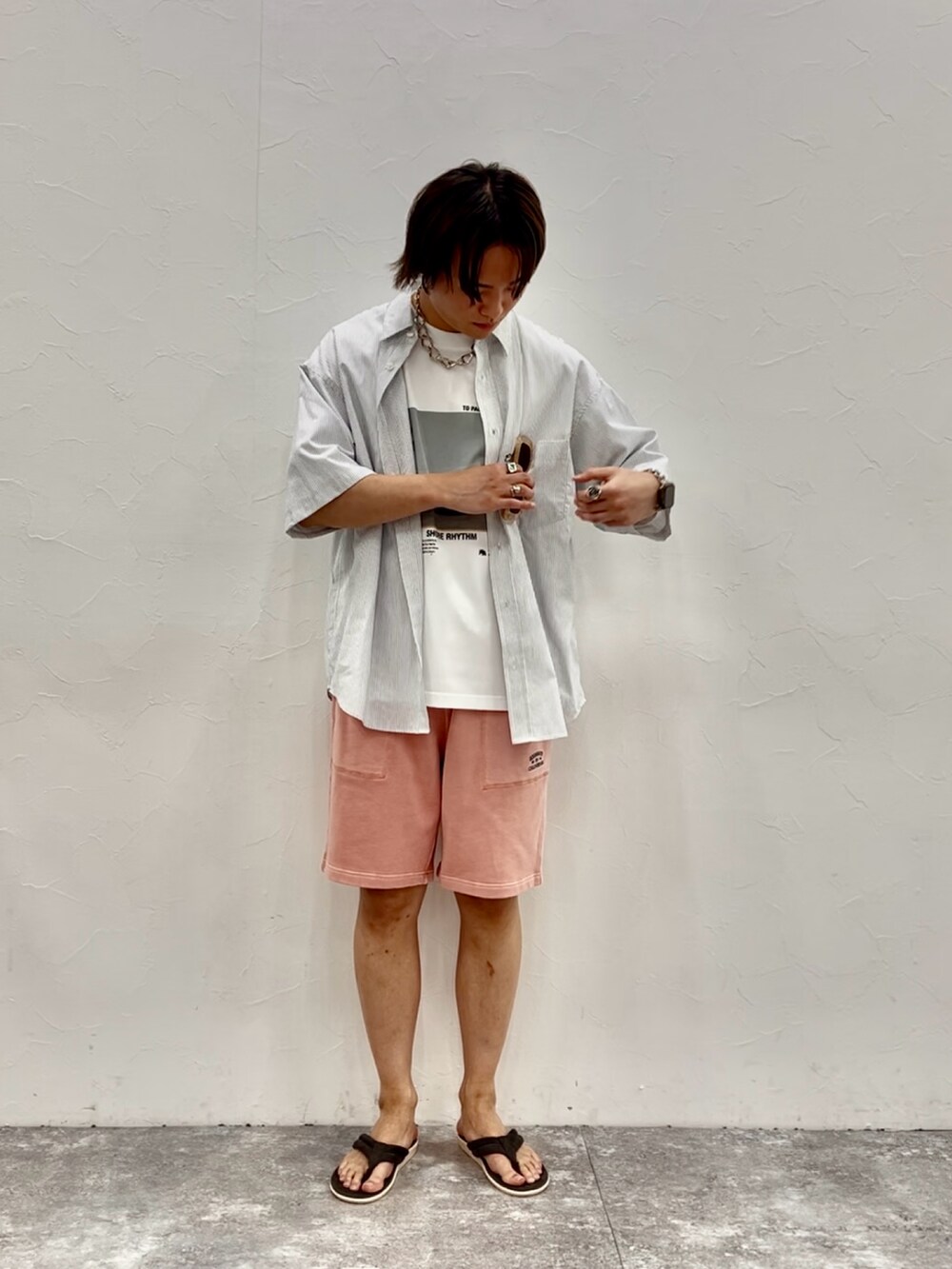 ブルー系のシャツ/ブラウス、ホワイト系のTシャツ/カットソー、ピンク系のその他パンツを着用したメンズの春コーディネートの3枚目の写真