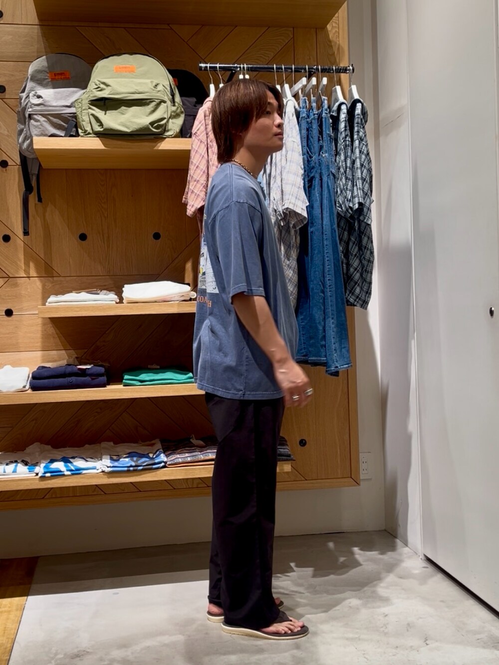 「夏コーデ、夏、大人カジュアル、ブラック、シルバーアクセサリー、おでかけコーデ、春夏コーデ、古着MIX、Tシャツ、グラフィックＴ、タンクトップ、カジュアル、カジュアルコーデ、ワイドパンツ、BAYFLOW(BAYFLOW)」｜「BAYFLOWのヴィンテージライクアニマルTシャツ（Tシャツ/カットソー、ブルー系）」を使った、ゆーーーとさん（メンズ・173cm）の夏コーディネートの4枚目の写真
