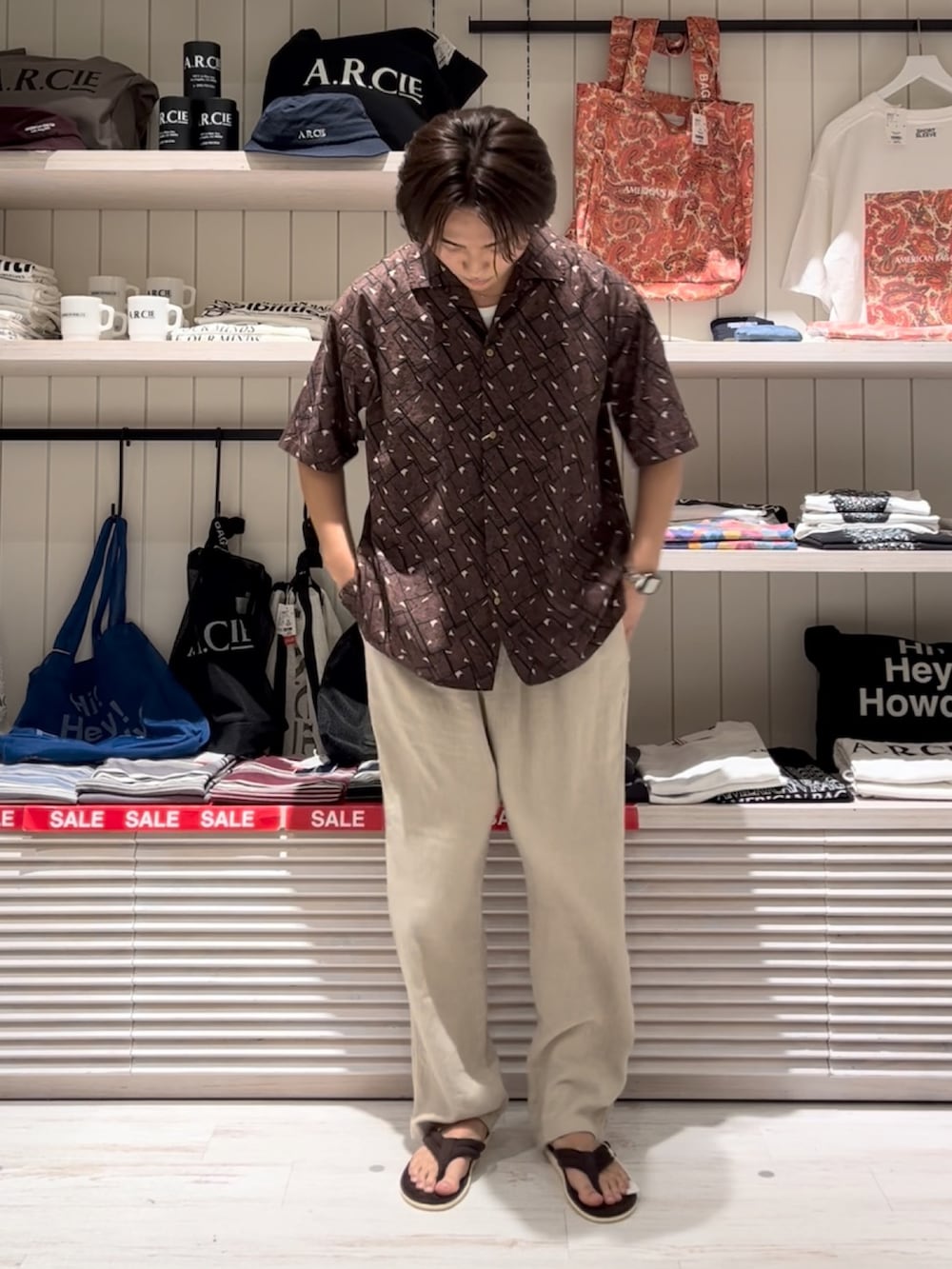 「夏ルックで気分アップ、シンプルスタイル、大人コーデ、おしゃれさんと繋がりたい、カジュアル、ベーシック/シンプル、ラフ、ワントーン、ブラウン、大人カジュアル、シャツスタイル、テーパードパンツ、サンダル、タンクトップ、BAYFLOW(BAYFLOW)」｜「BAYFLOWの[夏でも羽織りやすい]レトロパターン半袖柄シャツ（シャツ/ブラウス、ブラウン系）」を使った、ゆーーーとさん（メンズ・173cm）の夏コーディネートの3枚目の写真