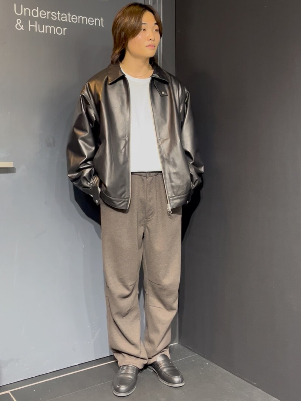 その他のその他アウター、ホワイト系のTシャツ/カットソー、ブラウン系のスラックスを着用したメンズの秋コーディネートの2枚目の写真