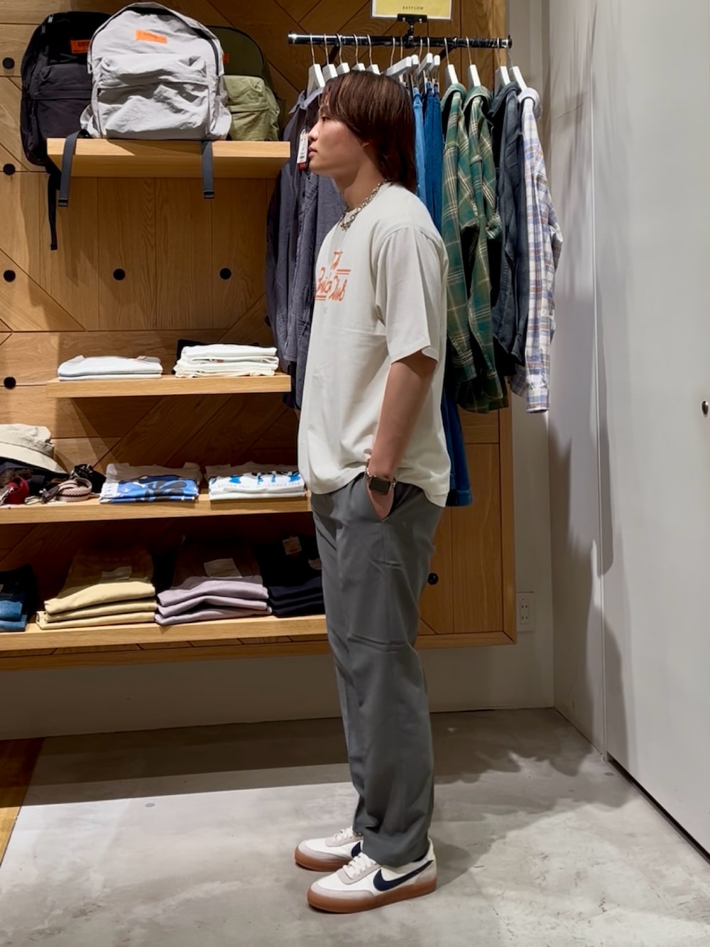 「白Tシャツ、休日スタイル、オトナカジュアル、ootd、シンプルスタイル、リラックススタイル、スニーカー、今日のコーデ、ラフコーデ、カジュアルスタイル、きれいめカジュアル、大人カジュアル、バンドT、スラックス、BAYFLOW(BAYFLOW)」｜「BAYFLOWのヴィンテージライク半袖バンドTシャツ（Tシャツ/カットソー、ホワイト系）」を使った、ゆーーーとさん（メンズ・173cm）の夏コーディネートの2枚目の写真