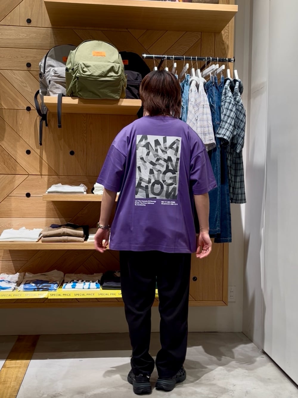 「大人コーデ、最近のいい感じコーデ、ブラック、カジュアルコーデ、モード、大人カジュアル、シンプルコーデ、Tシャツ、オーバーサイズ、お洒落さんとつながりたい、いいね、save、フォローお願いします🤑、メンズファッション、夏服コーデ、BAYFLOW(BAYFLOW)、HEREIAM」｜「HEREIAMの【HEREIAM MEN】接触冷感＆吸水速乾/レイヤーグラフィックTEE（Tシャツ/カットソー、パープル系）」を使った、ゆーーーとさん（メンズ・173cm）の夏コーディネートの3枚目の写真