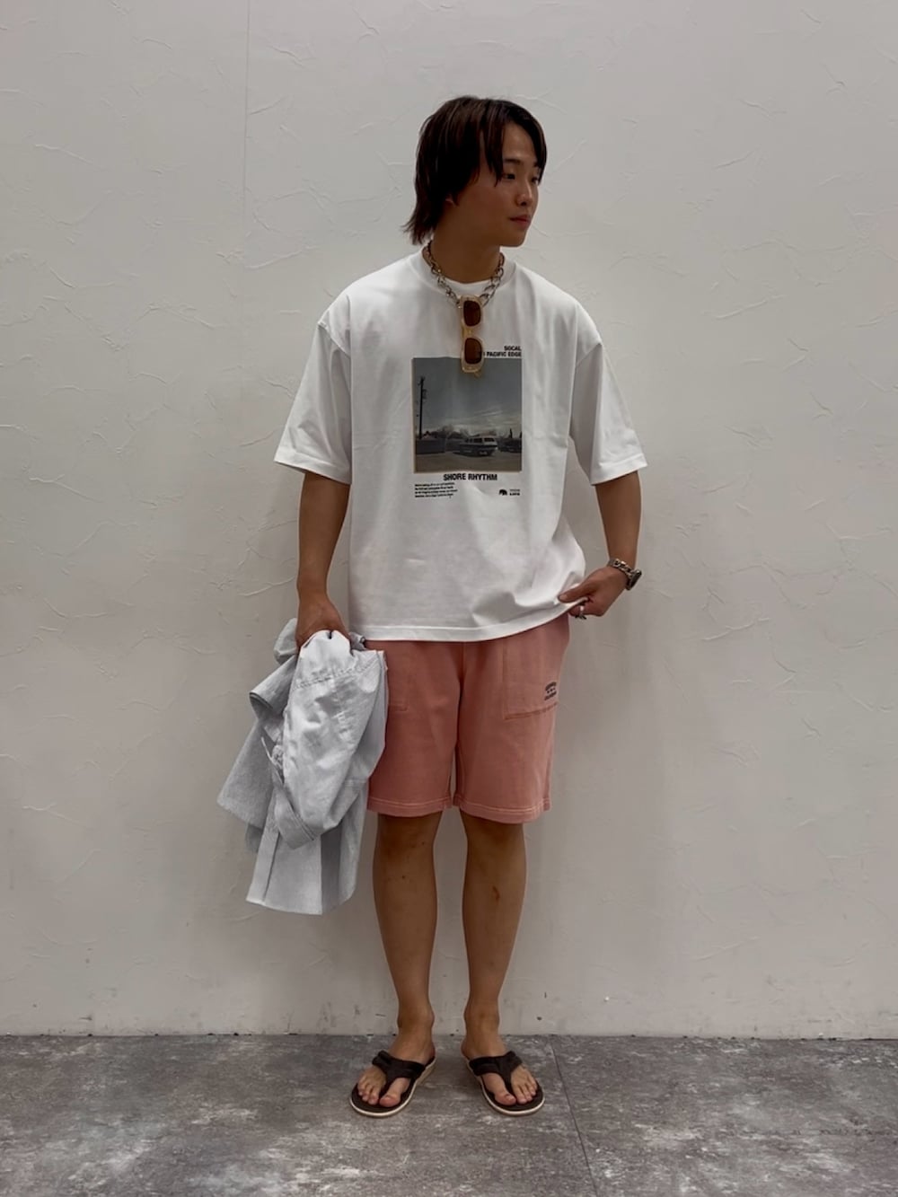 ブルー系のシャツ/ブラウス、ホワイト系のTシャツ/カットソー、ピンク系のその他パンツを着用したメンズの春コーディネートの4枚目の写真