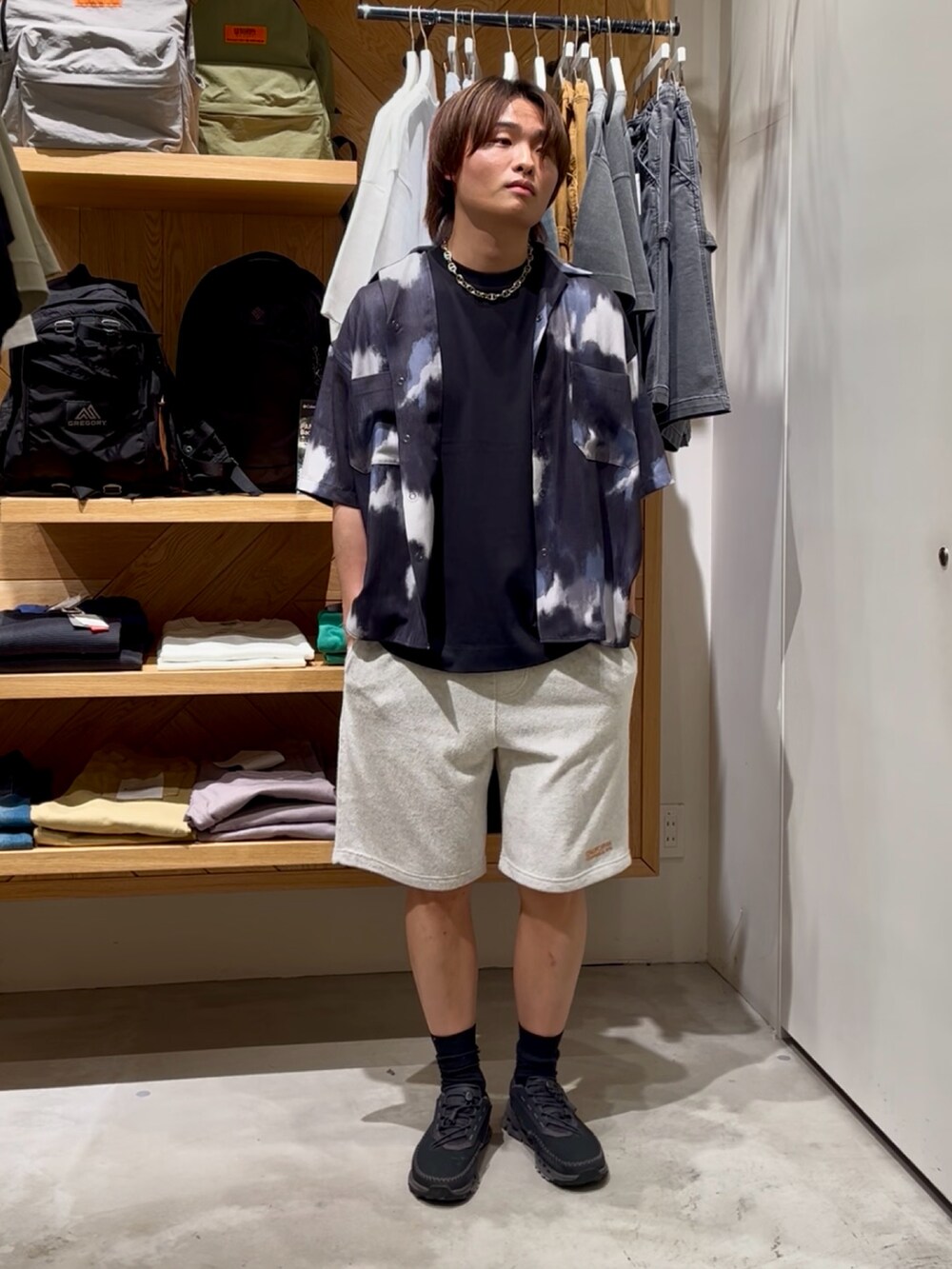 「柄シャツ、黒Tシャツ、夏コーデ、大人カジュアルコーデ、シンプルスタイル、オトナカジュアル、スニーカーコーデ、ショーツ、ショーツスタイル、おでかけコーデ、キレイめカジュアル、シンプルコーデ、白パンツ、大人カジュアル、BAYFLOW(BAYFLOW)」｜「BAYFLOWの【接触冷感】オープンカラー半袖柄シャツ（シャツ/ブラウス、ブルー系）」を使った、ゆーーーとさん（メンズ・173cm）の夏コーディネートの5枚目の写真