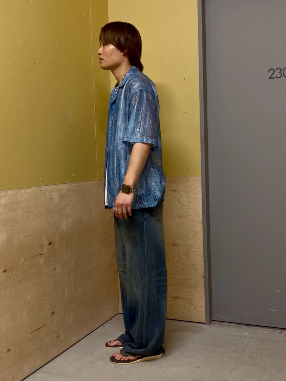「柄シャツ、夏コーデ、半袖シャツ、お出かけコーデ、休日スタイル、おしゃれさんと繋がりたい、カジュアル、カジュアルコーデ、シャツスタイル、シアートップス、タンクトップ、大人カジュアル、サンダル、いいね、save、フォローお願いします🤑、BAYFLOW(BAYFLOW)」｜「BAYFLOWの[オシャレ感UP]インディゴライクレースシャツ（シャツ/ブラウス、ブルー系）」を使った、ゆーーーとさん（メンズ・173cm）の夏コーディネートの2枚目の写真