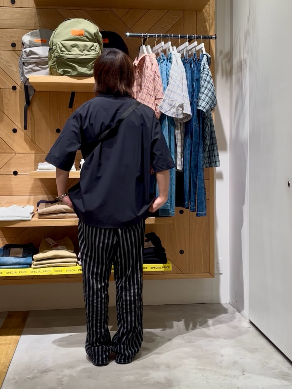 「夏コーデ、大人カジュアルコーデ、シンプルスタイル、オトナカジュアル、スニーカーコーデ、おでかけコーデ、ストリートコーデ、キレイめカジュアル、シャツ好き集まれ、シンプルコーデ、オールブラック、おしゃれさんと繋がりたい、休日スタイル、BAYFLOW(BAYFLOW)、HEREIAM」｜「HEREIAMの【HEREIAM MEN】撥水/マルチフェイスシャツ（シャツ/ブラウス、ブラック系）」を使った、ゆーーーとさん（メンズ・173cm）の夏コーディネートの3枚目の写真