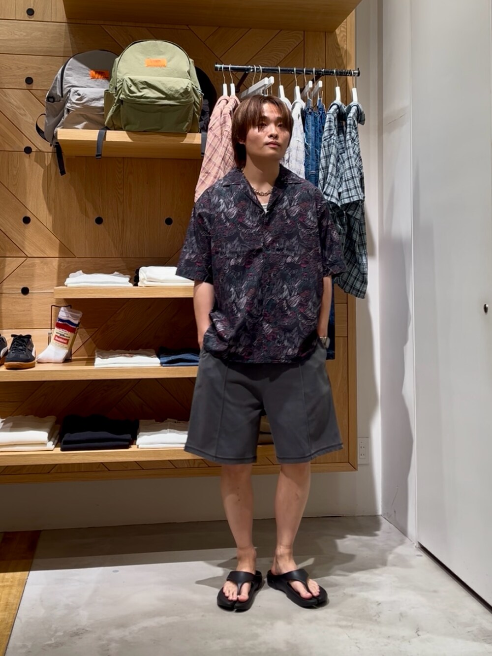 「柄シャツ、サンダル、夏コーデ、韓国ファッション、大人カジュアルコーデ、大人コーデ、お洒落さんとつながりたい、ハーフパンツ、シャツスタイル、スウェットパンツ、タンクトップ、モード、カジュアル、カジュアルスタイル、BAYFLOW(BAYFLOW)」｜「BAYFLOWの[夏でも羽織りやすい]レトロパターン半袖柄シャツ（シャツ/ブラウス、ブラック系）」を使った、ゆーーーとさん（メンズ・173cm）の夏コーディネートの5枚目の写真