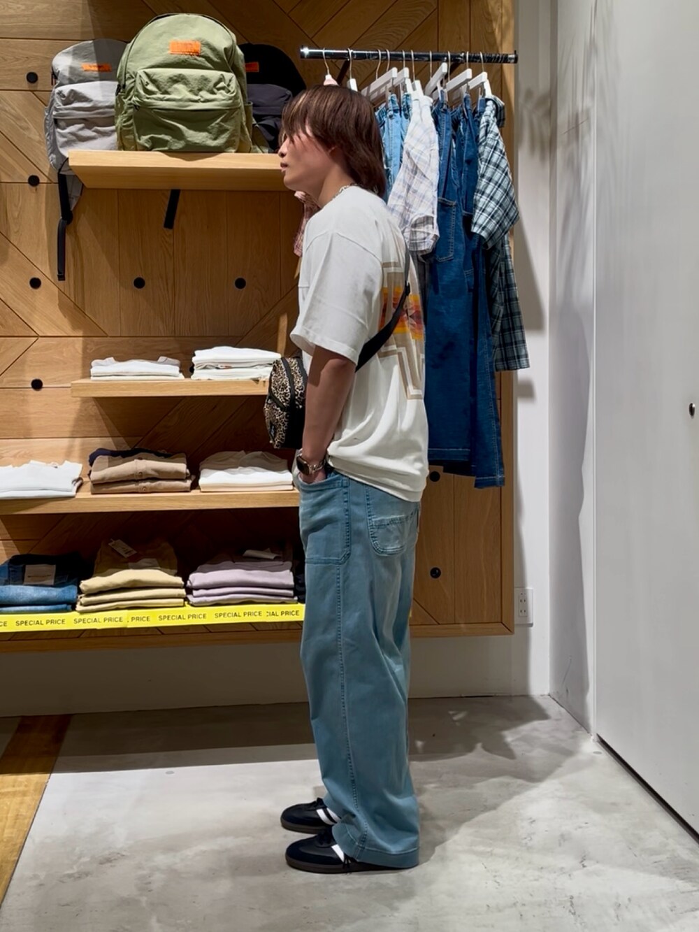 ホワイト系のTシャツ/カットソー、ホワイト系のTシャツ/カットソー、その他のショルダーバッグを着用したメンズの夏コーディネートの2枚目の写真