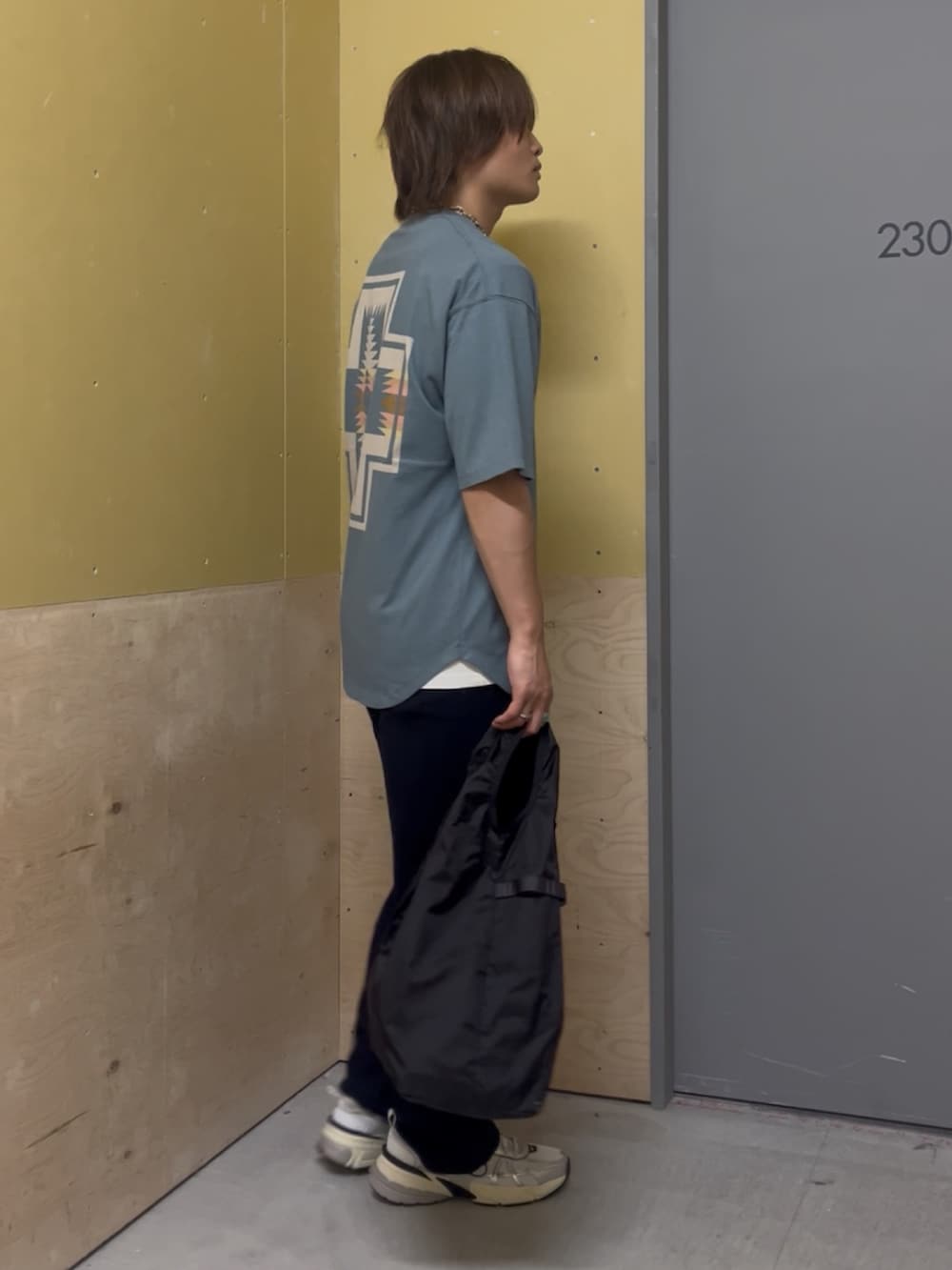 ブルー系のTシャツ/カットソー、ブルー系のその他パンツ、シルバー系のスニーカーを着用したメンズの夏コーディネートの3枚目の写真